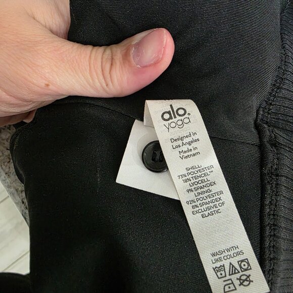 Alo Yoga Women’s Black Ribbed Crop Top – Size M – Short Sleeve Button Front - Picture 7 of 7